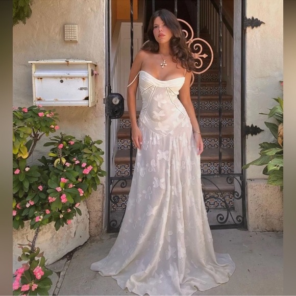 ❌SOLD❌HOUSE OF CB Seren Floral Lace Back Maxi Dress in Vintage Cream New - Picture 3 of 16